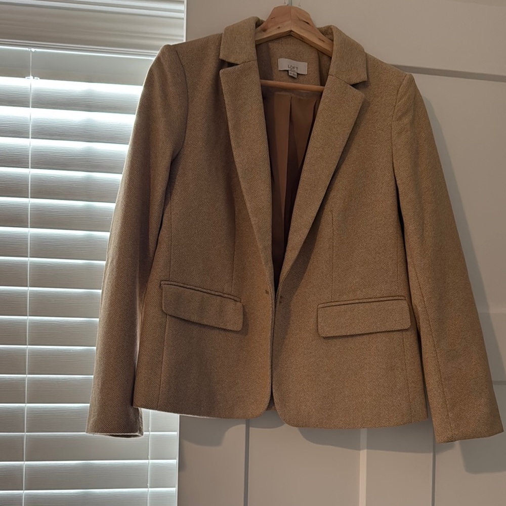 Loft size 6, petite beige brush, cotton blazer missing a button. Worn once.